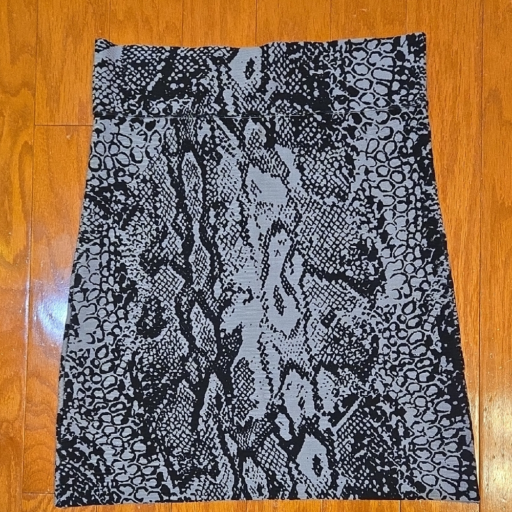 BCBGMaxAzria Black Gray Snake Print Pencil Skirt Stretch NWT Medium